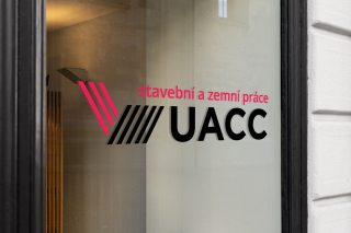 Logo pro firmu UACC - provedení na skle